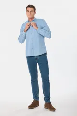 Pantalón de jean skinny celeste con spandex, tiro medio y corte ajustado.