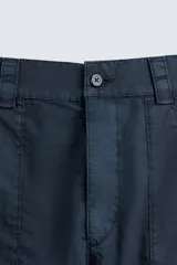 Bermuda de algodón color azul marino con efecto lavado, corte regular fit. Presenta bolsillos frontales de plastrón, bolsillo cerillero y bolsillo trasero de vivo. Cierre frontal con cremallera y botón.