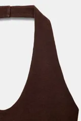 Top de punto con cuello halter y escote redondo profundo, sin mangas y corte ajustado.