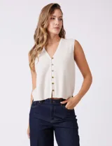 Chaleco de algodón color beige, marca Industry, con cuello en V y cierre frontal con botones marrones.