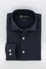 Camisa azul marino de algodón poplin lavado, corte slim fit, manga larga, cuello inglés con ballenas y cierre con botones blancos.