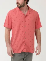 Camisa de manga corta RKF modelo Tencelpri, color salmón, con cuello cubano, cierre frontal de botones y diseño estampado de pequeños motivos inspirados en la fauna marina. Confeccionada 100% en Tencel.