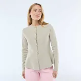 Cárdigan de punto color beige con corte peplum, cuello redondo y cierre frontal con botones dorados en forma de estrella.