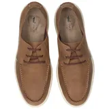 Zapato casual tipo náutico de cuero marrón con cordones, suela de goma blanca y logo de la marca grabado en el lateral.
