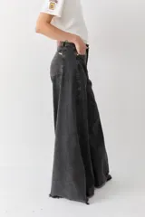 Pantalón de jean azul de tiro alto y corte wide leg súper amplio, con diseño de perneras ancha y terminación desmechada en el ruedo.