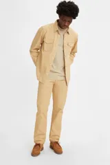 Jean de corte regular con cierre de botones, confeccionado en algodón resistente. Presenta un diseño clásico de cinco bolsillos y tiro medio.