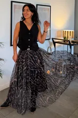 Falda larga de corte evasé con estampado animal print en tonos oscuros y grises, confeccionada en tejido translúcido.