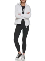 Campera ligera Calvin Klein con diseño de técnica mixta, que combina paneles acolchados en el frente con mangas y laterales lisos. Cuenta con cuello alto, capucha ajustable, cierre frontal de cremallera y bolsillos laterales invisibles.