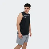 Musculosa deportiva Umbro Balance de color negro, con detalles de ribetes grises en el pecho y el logo de la marca bordado en blanco.