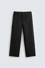 Pantalón de corte balloon fit, confeccionado en una mezcla de lyocell y algodón. Presenta bolsillos frontales, bolsillos traseros de vivo y cierre frontal con cremallera y botón.