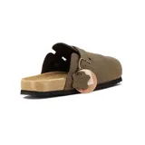 Zuecos Country de cuero color kaki, estilo destalonado, con tira ajustable y hebilla metálica lateral. Cuenta con base de corcho y suela de goma.