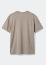 Remera básica celeste de corte regular, con cuello redondo y mangas cortas.