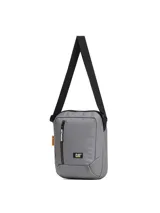 Bolso tipo bandolera Caterpillar color gris, con correa ajustable negra, compartimento principal con cierre, bolsillo frontal vertical con cremallera y detalles de la marca en amarillo y negro.
