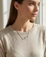 Collar de plata 925 con dije minimalista en forma de ola.