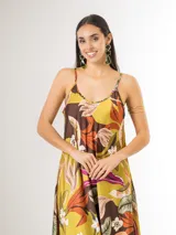 Solera larga de satén italiano con estampado tropical en tonos verde, marrón, naranja y fucsia, con tirantes finos y diseño amplio y fluido.