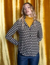 Camisa negra de gasa con estampado de caballos blancos y marrones. Tiene cuello con solapa y abertura central con botones.