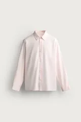 Camisa de corte regular fit color rosado pálido, con cuello solapa, manga larga y cierre frontal de botones.