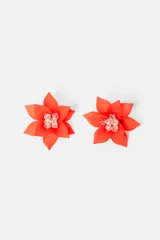 Aros con diseño de flor en color rojo, con pétalos de acabado mate y centro decorado con cristales brillantes.