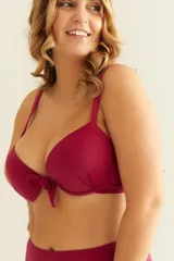 Soutien de baño con copa y aro, color magenta, con breteles regulables y detalle de nudo en el escote.