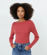 Suéter de punto acanalado color ladrillo, con cuello barco y mangas largas.