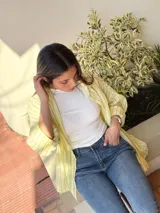 Camisa oversize a rayas de manga larga, con cuello camisero y cierre frontal de botones.