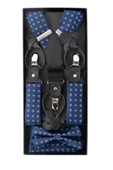 Set de tirantes con moña y pañuelo de bolsillo. Tirantes azul marino con estampado de flores celestes, apliques de cuero negro y herrajes metálicos plateados. Incluye moña y pañuelo de bolsillo haciendo juego.