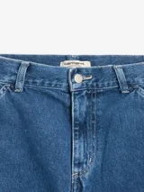 Pantalón de jean celeste, de corte ancho y tiro alto, con bolsillos delanteros y traseros.