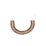 Gargantilla dorada con tres hileras de strass negros.