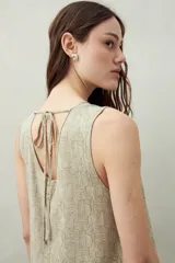 Vestido largo azul con estampado de flores blancas, sin mangas y con bolsillos laterales. Confeccionado en mezcla de lino y viscosa.