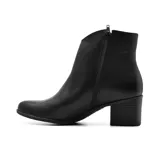 Botineta de cuero sintético color beige con detalle de hebilla dorada y taco de madera.