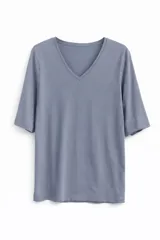 Remera de cuello en V con mangas cortas, confeccionada en tejido de punto liso.