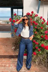Pantalón de jean estilo culotte con costura central vertical, tiro alto y cierre frontal. Confeccionado en denim con elastano para mayor comodidad.
