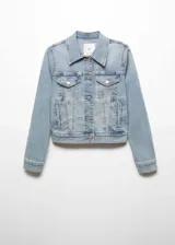 Chaqueta de jean estilo vaquero, con diseño recto y corto. Presenta cuello de solapa, cierre frontal de botones, dos bolsillos laterales y dos bolsillos con solapa y botón en el pecho. Mangas largas con puños abotonados.