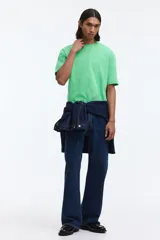 Remera boxy de algodón en color verde, con hombros caídos, cuello redondo acanalado y corte oversized.