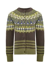 Sweater de lana color marrón con cuello redondo y cierre frontal de botones. Presenta un diseño jacquard circular en tonos verde, azul y blanco alrededor del cuello y en los hombros. Las mangas, puños y basta son de rib.