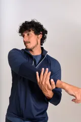 Buzo deportivo de cuello alto con cierre frontal parcial, manga larga y diseño entallado en tejido técnico de secado rápido.