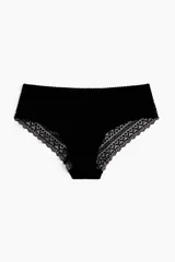 Pack de tres bombachas hipster negras de algodón con cintura estándar, refuerzo interior y cobertura media en la parte de atrás. Presentan detalles de encaje en la cintura y en las piernas.