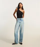 Pantalón baggy de jeans celeste con trabillas en la cintura, cierre tradicional y bolsillos. Corte holgado y de tiro alto.