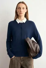 Cardigan de punto azul marino, de manga larga, con cierre frontal de botones y puños y dobladillo en rib elástico.