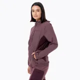 Campera cortaviento Merrell de diseño técnico, confeccionada en nylon reciclado con tratamiento repelente al agua. Presenta capucha integrada, cierre frontal completo, bolsillo con cierre en el pecho y paneles laterales en un tono más oscuro para mayor movilidad.
