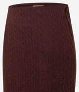 Pollera larga de poliéster color marrón con textura acanalada y cintura media.