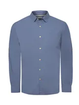 Camisa de manga larga de algodón orgánico color azul, con botones de madera, bolsillo frontal en el pecho con logo bordado y ajuste de mangas.