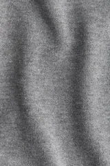 Remera de manga corta en punto fino de mezcla de viscosa, color gris jaspeado. Presenta escote redondo, puños y bajo en punto acanalado.