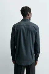 Camisa de hombre color beige claro, de corte slim fit, con cuello italiano, manga larga y cierre frontal de botonadura.