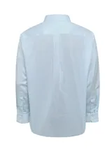 Camisa de manga larga con cuello americano abotonado, confeccionada en algodón con acabado resistente a las arrugas. Presenta un diseño de rayas verticales en tonos blanco y celeste, bolsillo frontal en el pecho con logo bordado y ajuste regular.
