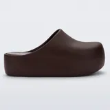 Sandalias tipo zueco de plataforma alta Melissa modelo Free Clog Up, color marrón con diseño liso y terminación mate.