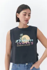 Musculosa Roxy modelo Line Up de color negro, con diseño sin mangas, cuello redondo y corte corto. Cuenta con un estampado frontal gráfico estilo vintage que incluye la palabra "Roxy", palmeras y un sol, acompañado del texto "sunsets chaser".