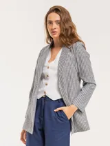 Blazer oversized color beige de corte recto, confeccionado en tela con lino.
