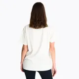 Remera de manga corta color crema con cuello redondo. Presenta un estampado gráfico frontal con la marca Merrell y motivos abstractos en tonos naranja y celeste.