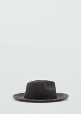 Sombrero de ala ancha estilo fedora, confeccionado en lana gris con cinta decorativa negra en la base de la copa.